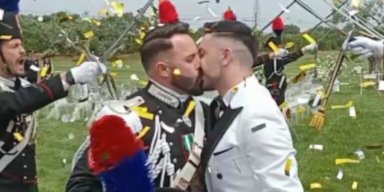 Matrimonio Gay Carabiniere In Alta Uniforme Business It