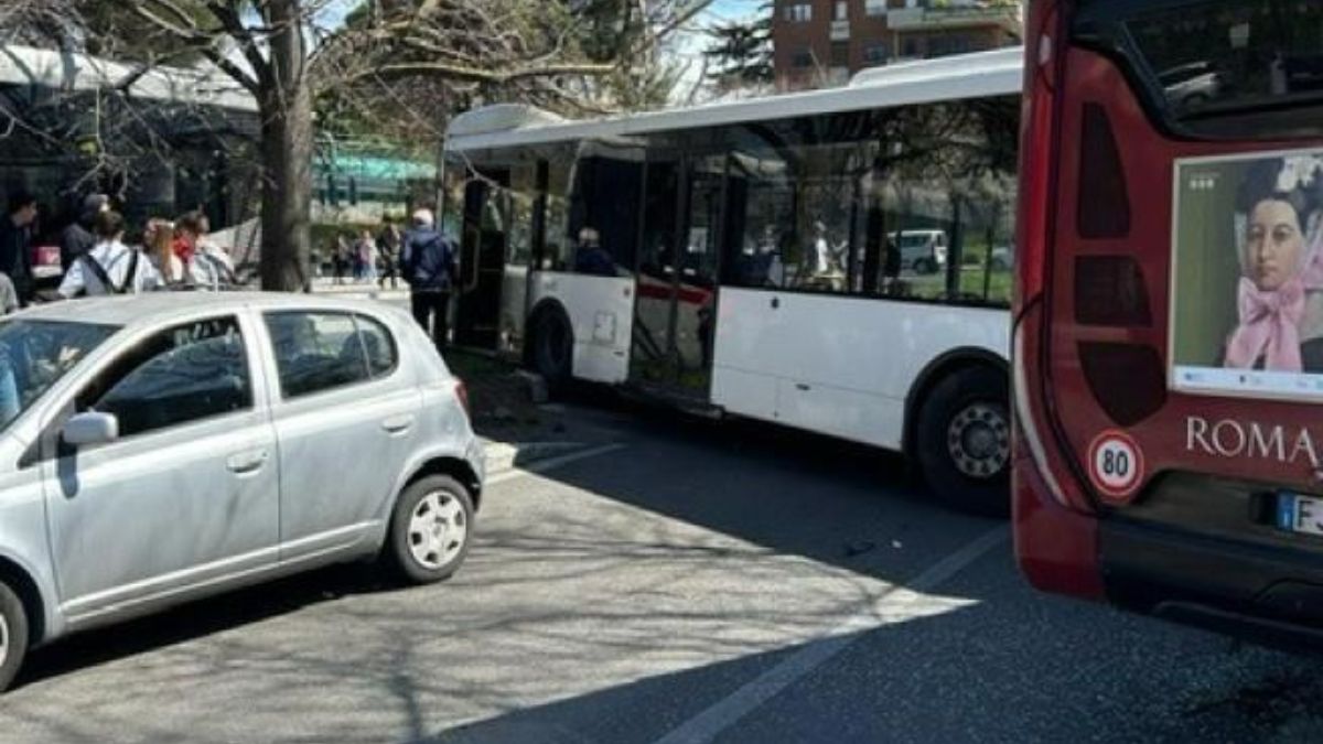 Scontro Tra Due Bus A Roma Impatto Violentissimo Feriti Grave Una