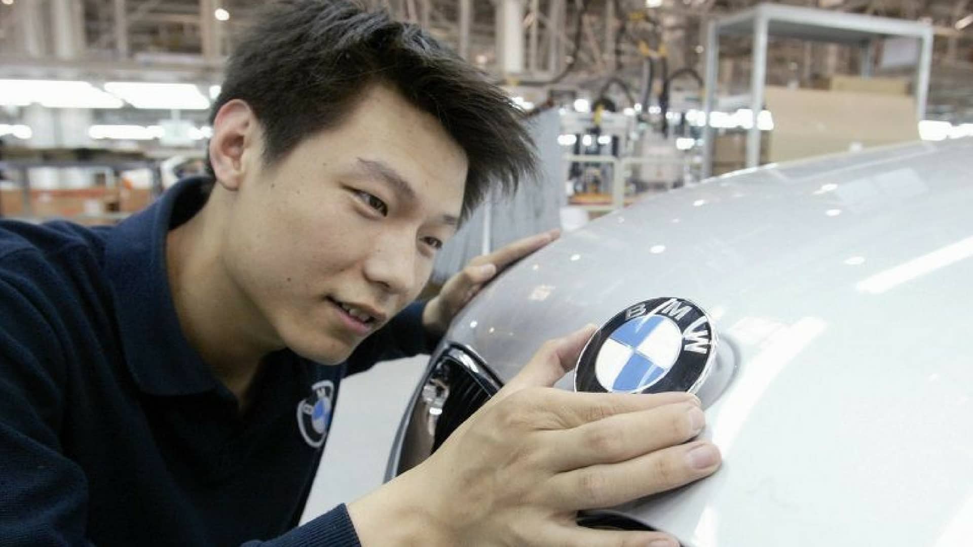 Первая машина в китае. BMW В Китае. БМВ Китай. BMW China. Китайская БМВ прикол.