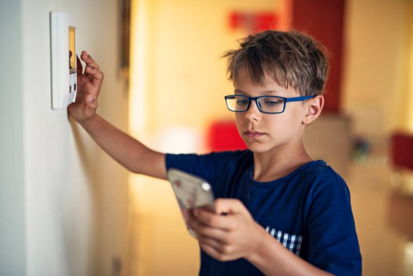 Bambino Salva La Mamma Seguendo Le Indicazioni Del 112 Al Telefono